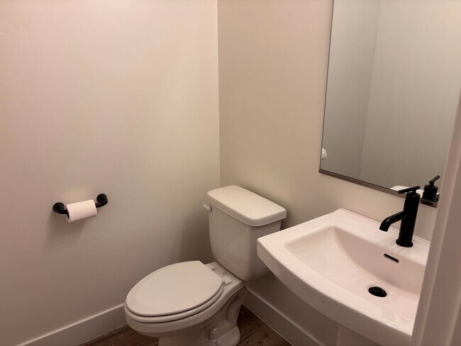 Building Photo - 3 bed plus office / 2.5 bath / 3 car Singl...