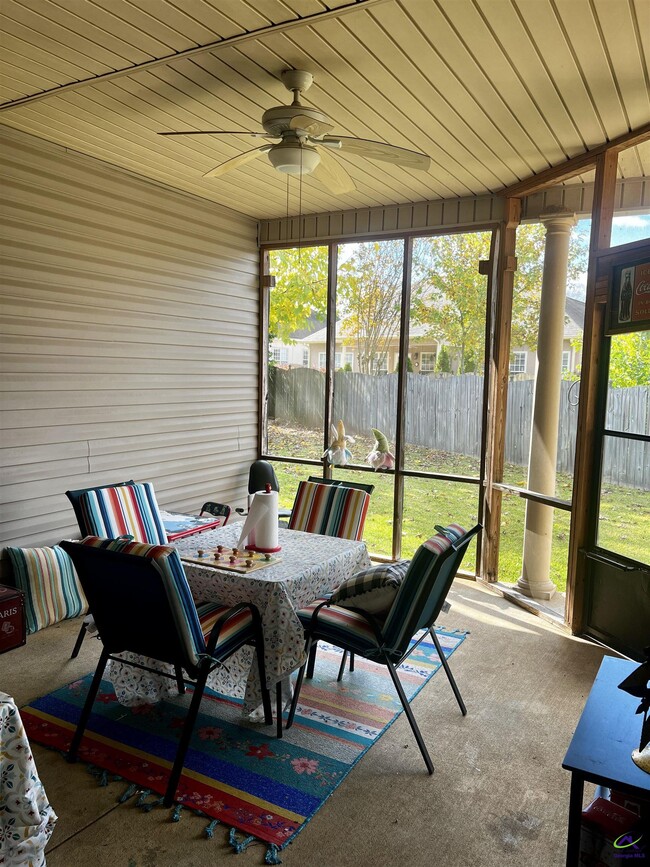 Building Photo - 123 Montrose Ln