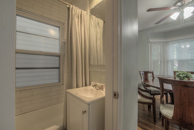 Building Photo - 1145 W 41st Terrace