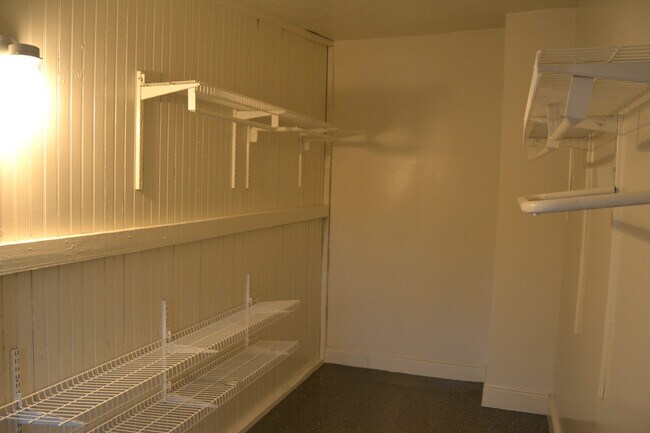 Building Photo - 445 W King St