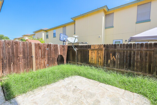 Building Photo - 1000 Ranchway Dr