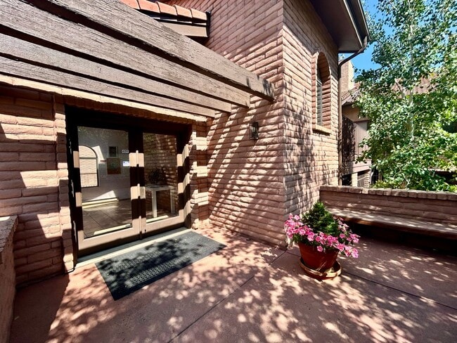 Building Photo - Spacious 2Bd/2.5Ba Luxury Loft-Style Condo...
