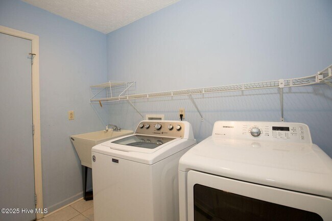 Building Photo - 1205 Greenbriar Dr