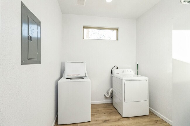 Building Photo - 2306 E Houston St