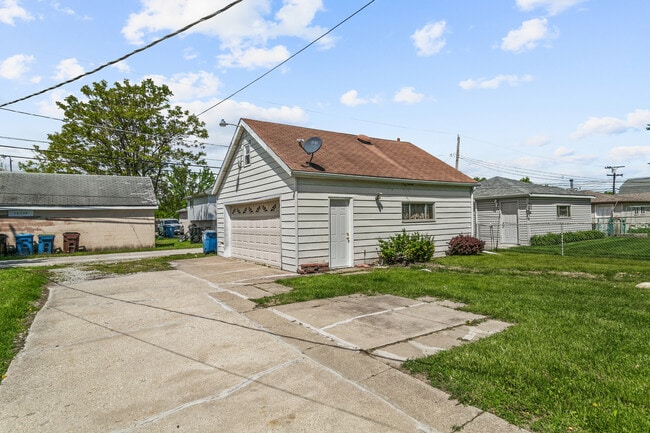 Building Photo - 14336 Harrison Ave