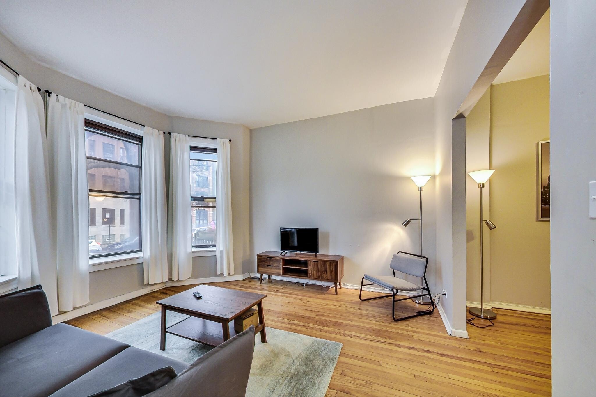 Building Photo - 3554 N Wilton Ave