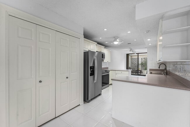 Building Photo - 3908 S Ocean Blvd