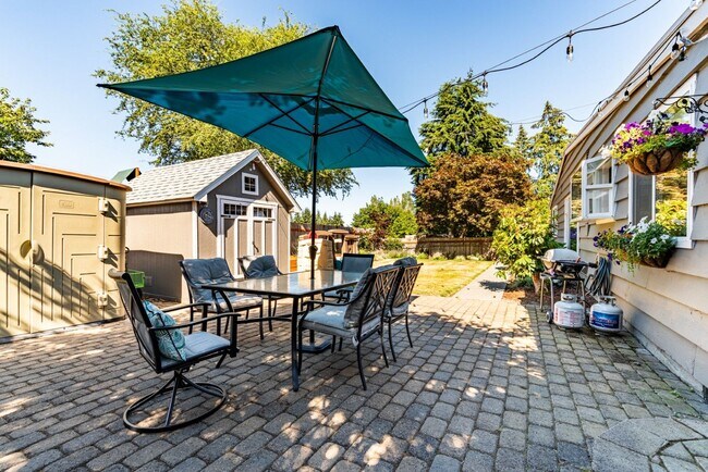 Building Photo - 4bd/1.75ba Shoreline Home