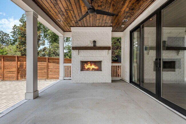 Building Photo - BEAUTIFUL CUSTOM BUILT HOME. 12 SOUTH ACRO...