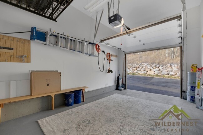 Building Photo - Spacious Townhome with Amazing Views