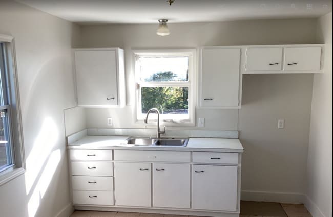 Building Photo - Month to Month