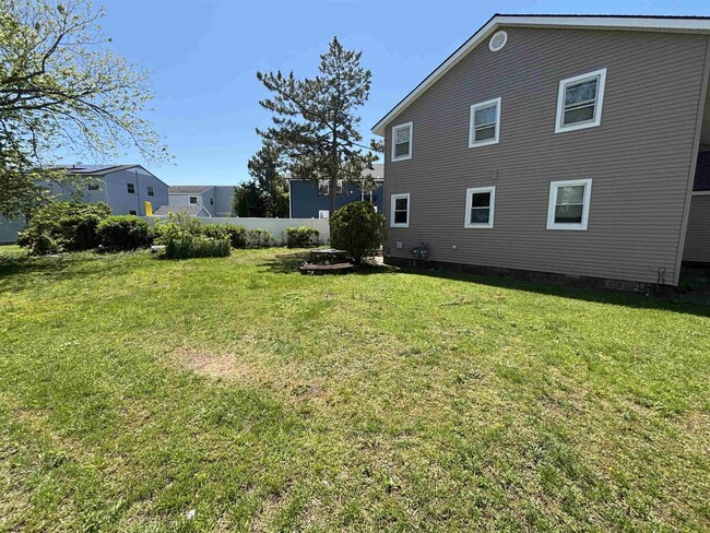 Building Photo - 340 Hampshire Dr