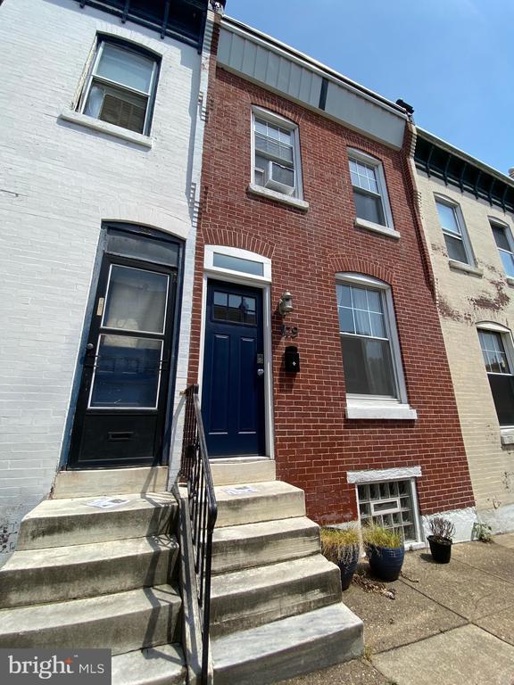 Building Photo - 879 N Myrtlewood St