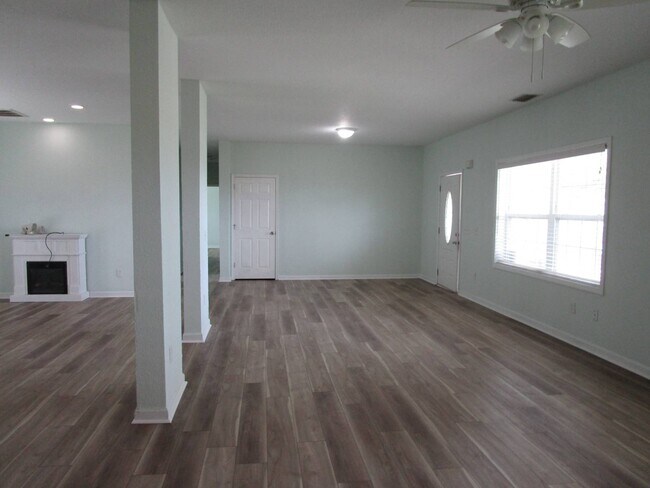 Building Photo - 6111 Shorewood Wy