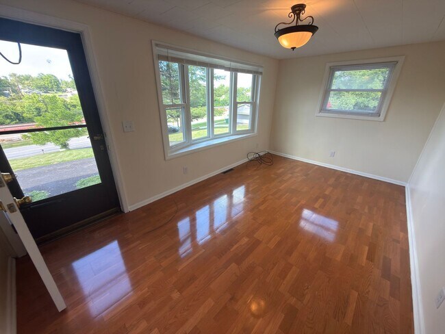 Building Photo - Christiansburg, 3 BR / 1 BA, Available for rent