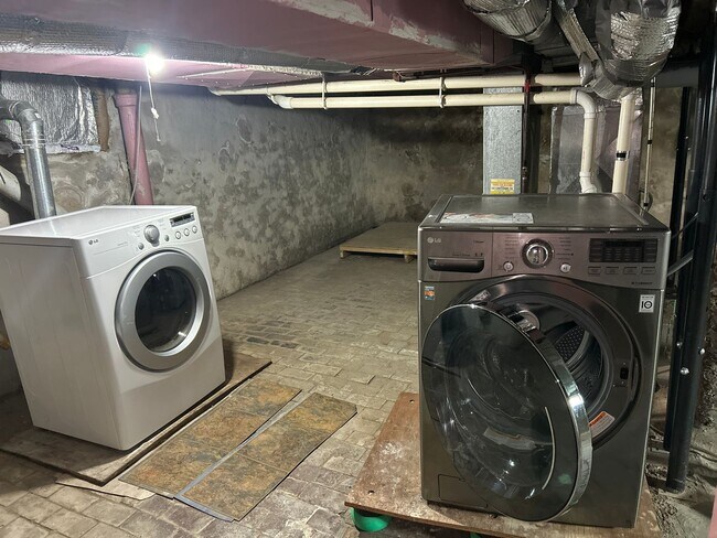 Building Photo - 714 W 13th St