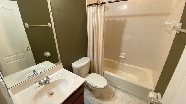 Building Photo - 2 Bedroom, 2 Bath Townhome in Beautiful La...