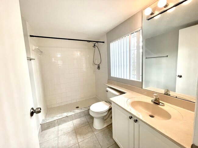 Building Photo - 1700 Crestwood Ct S