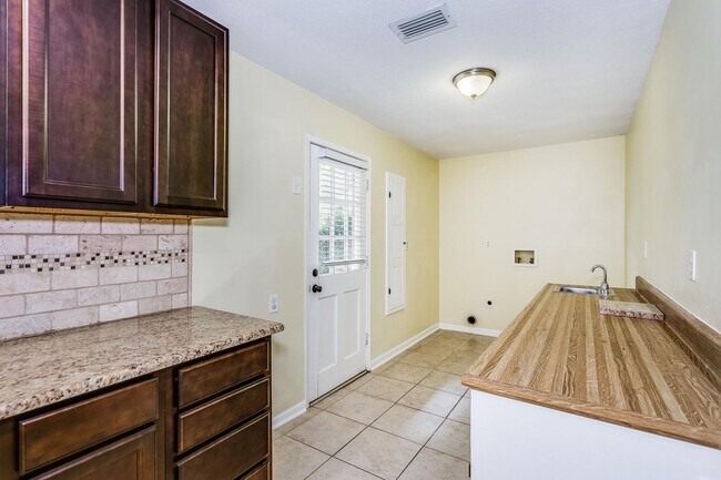 Building Photo - 4 bedroom home in Cordova Park