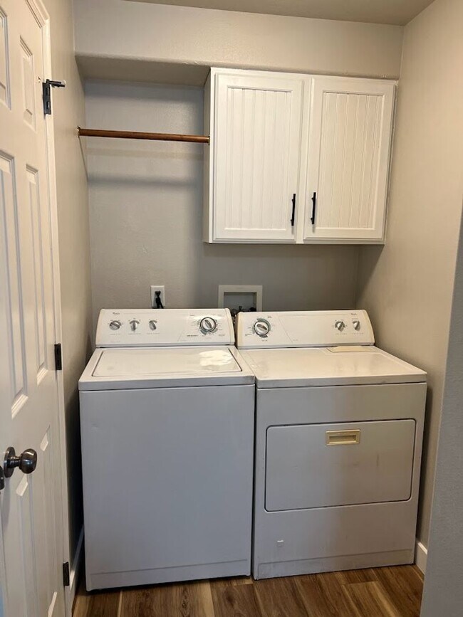 Building Photo - Newly Remodeled Throughout!