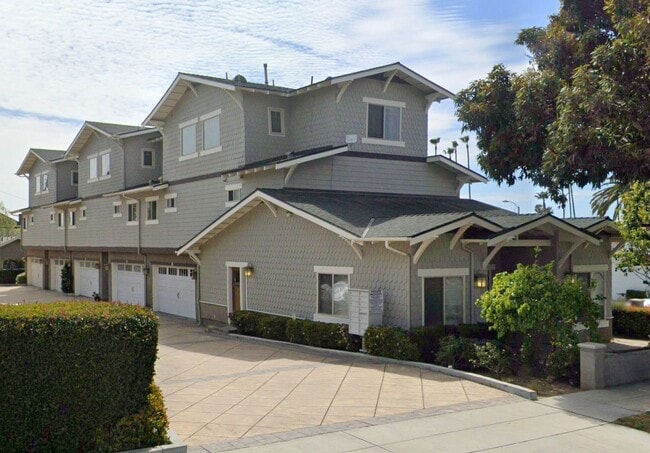 Primary Photo - Pet friendly three-story townhouse-style c...