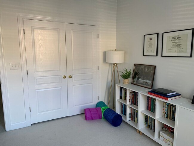 Building Photo - Ground Level 2-bed, 2-bath Condo in Provid...