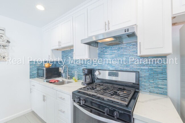 Building Photo - 1362 E 61st St