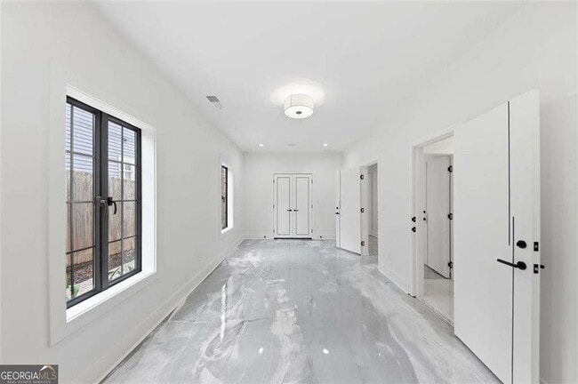Building Photo - 1385 Sylvan Cir NE