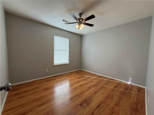 Building Photo - 350 E Margaret Pl