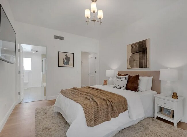 Building Photo - Hidden-Gem Townhouse in WeHo: 2 Bed/2.5 Bath, Private Entrance + Patios, 2 Parking, Norma Triangle
