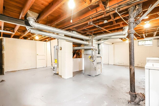 Building Photo - Newly Renovated - 3 Bed, 1.5 Bath Single-Family Home w/ Garage!!
