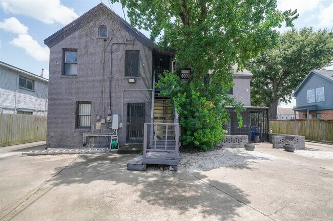 Building Photo - 2424 Southmore Blvd