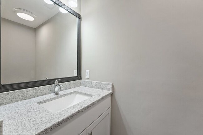 Building Photo - 505 NW Forrest Pk Ct