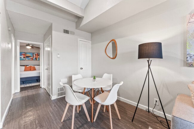 Building Photo - 2101 Elmont Dr