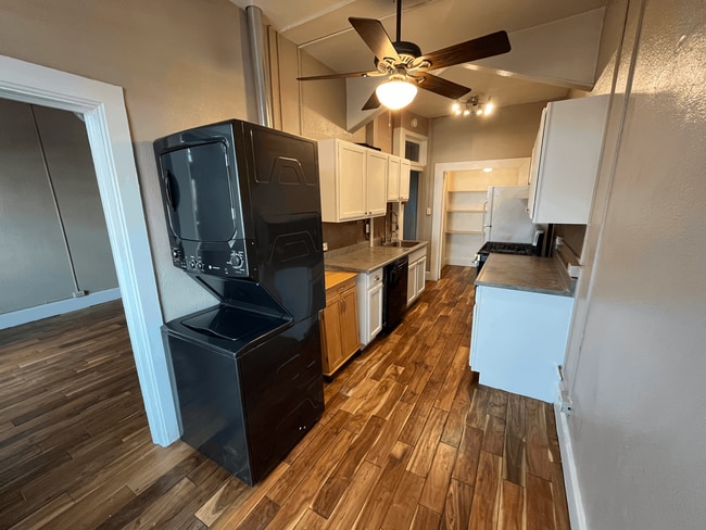 Building Photo - $1000 Move in Special - Beautiful 2 bed 1 bath in unit W/D, renovated kitchen, walkability!