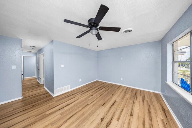 Building Photo - 4659 NW Ozmun Ave