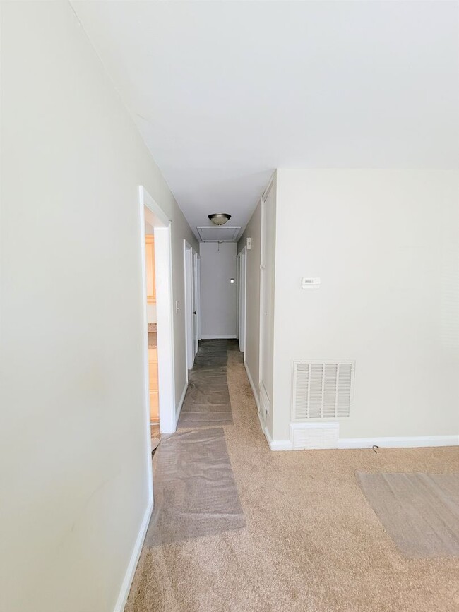 Building Photo - COMING SOON- Adorable 3 Bedroom Home 1 bath house