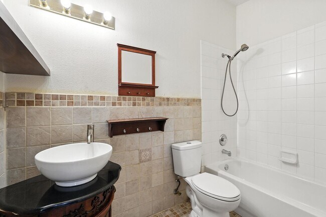 Building Photo - For Rent | 3 Bed / 2 Bath | 2 Car Garage |...