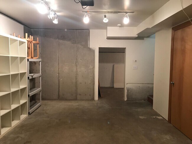 Building Photo - 3911 NE 9th Ave