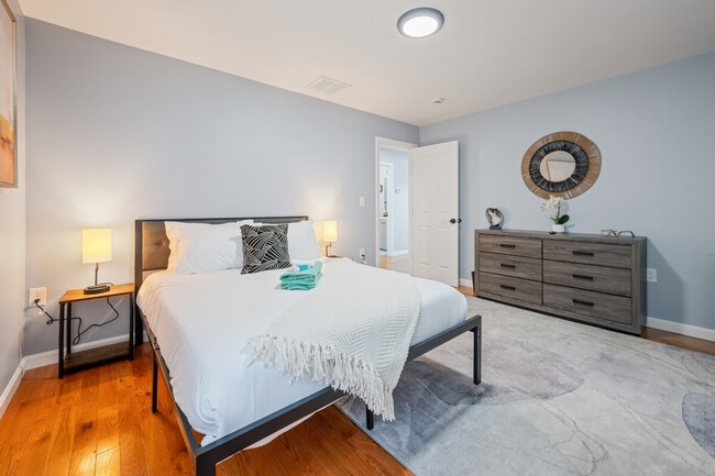 Building Photo - 109 Flora St