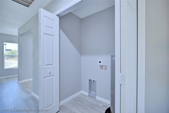 Building Photo - 293 Lincoln Rd NE