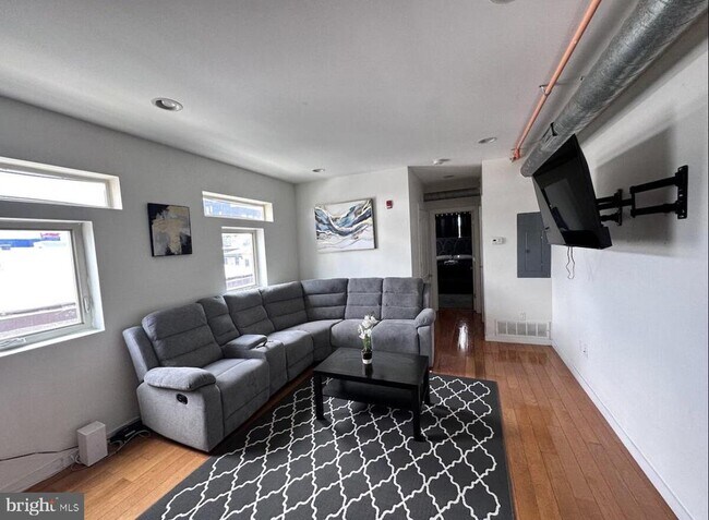 Building Photo - 117 W Girard Ave