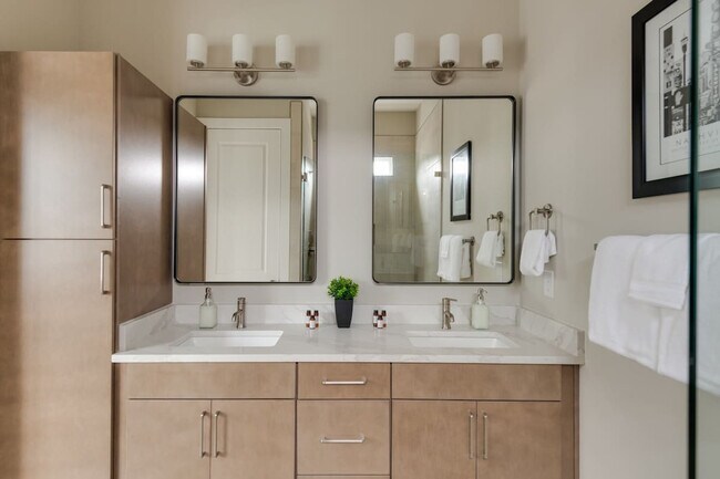 Building Photo - 1405 Napoleon St