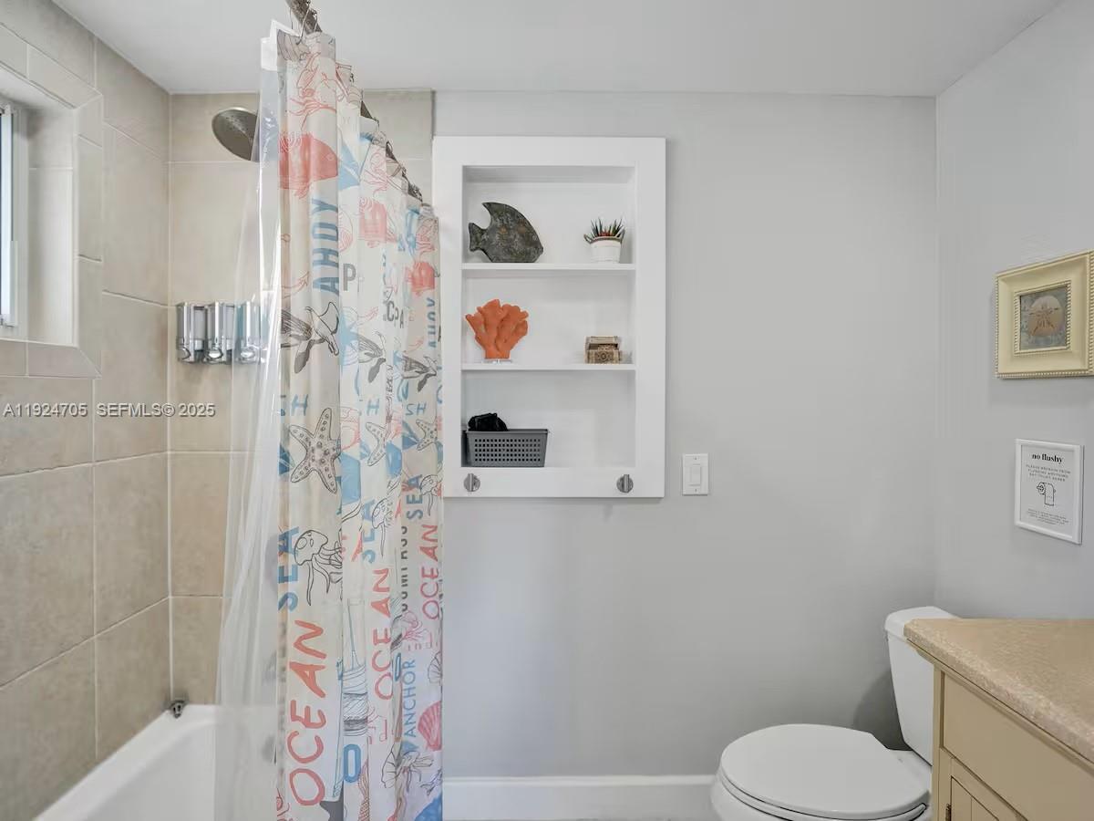 Building Photo - 2525 Gulfstream Ln