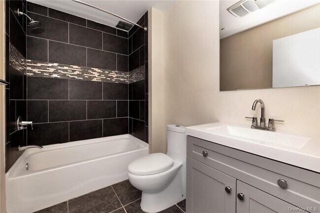 Building Photo - 68 Lake St