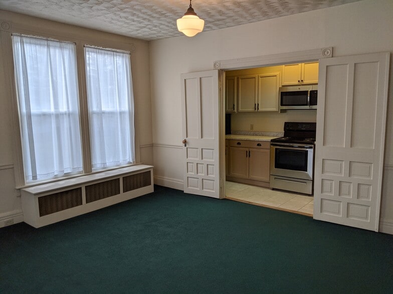 Building Photo - 412 Main St