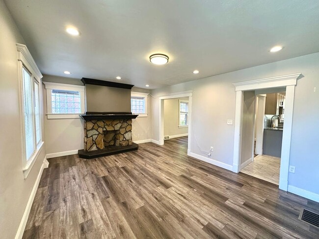 Building Photo - Updated 3 Bedroom, 1 Bath Home on a Quiet ...