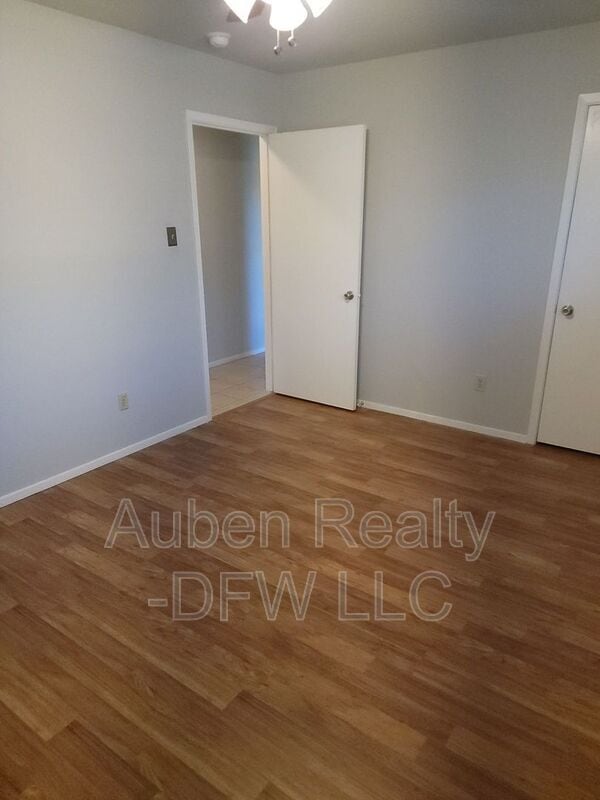 Building Photo - 1106 Suburban Dr