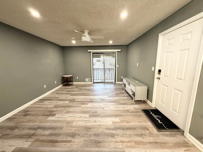 Building Photo - 12 Colonial Ct