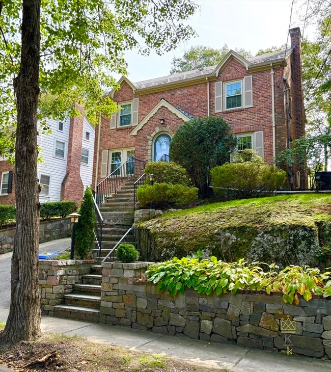 Building Photo - 33 Clearwater Rd